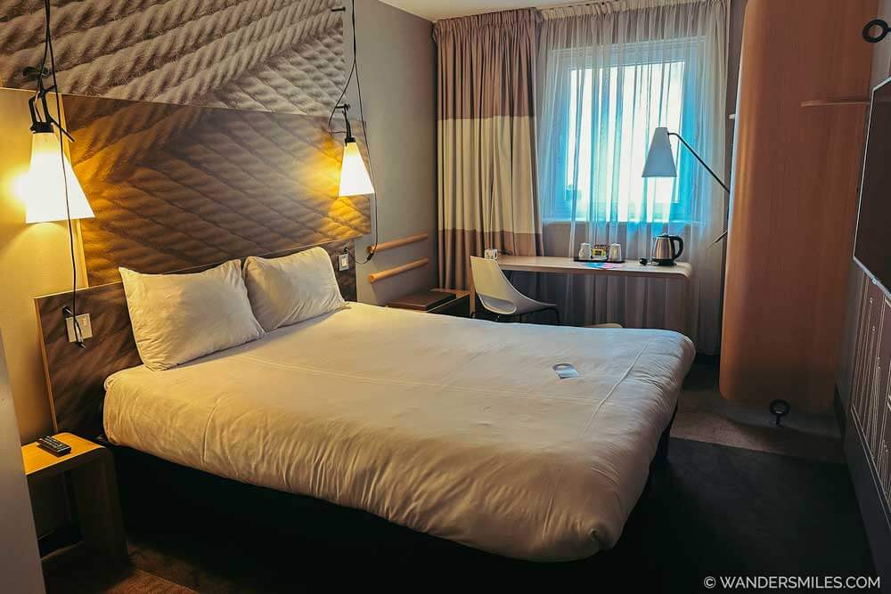 Photo of a double bedroom in Ibis City Centre hotel in Glasgow.
