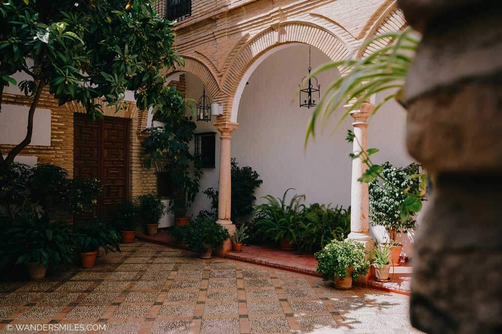 Museo De Arte (MAD Gallery) in Antequera. The photo shows a courtyard with plants, arches and Moorish influences.