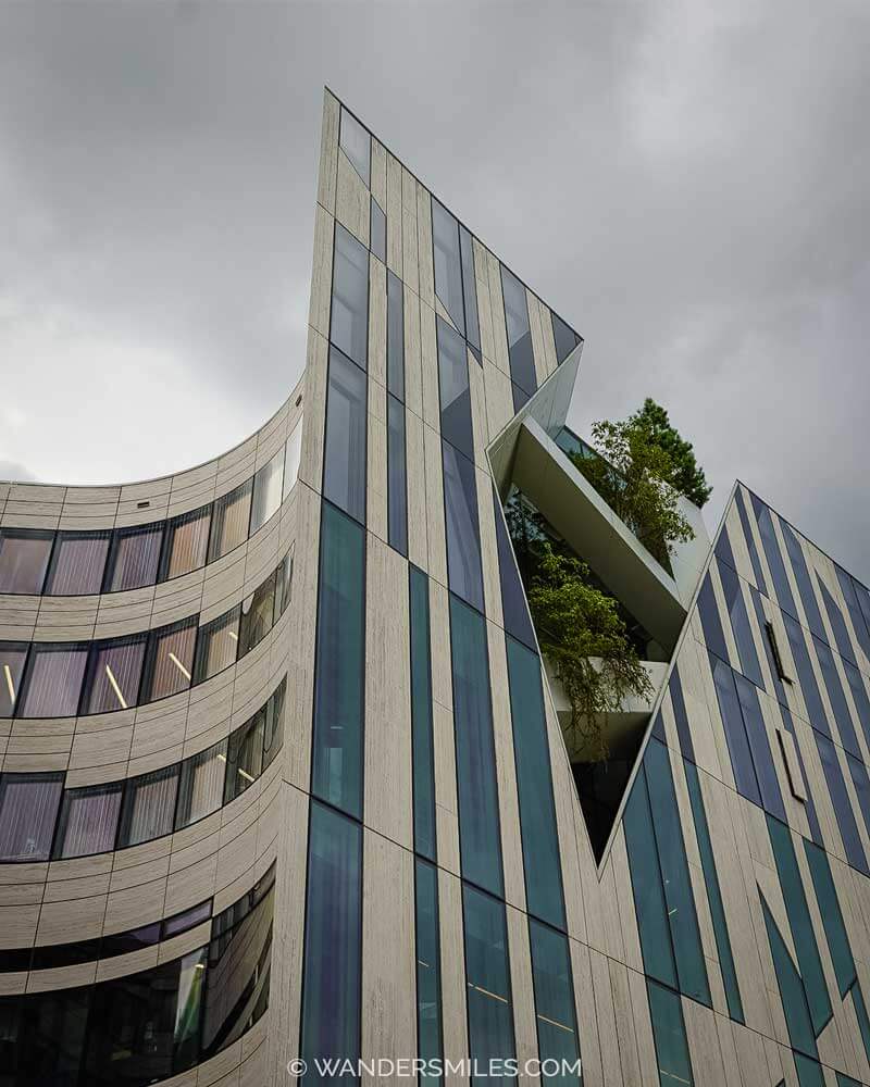 Dusseldorf city guide: Kö-Bogen shopping centre Dusseldorf with green planting