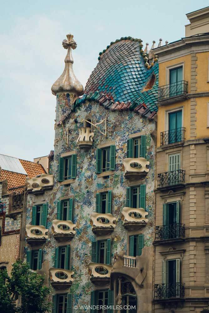 Casa Batlló designed by Antoni GaudÃ: A building on Passeig de Grà cia Barcelona