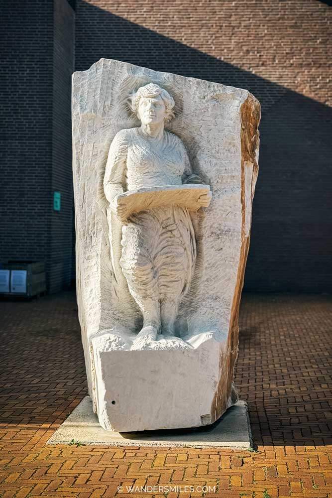 White statue of Miet van Puijenbroek at Textiel Museum in Tilburg